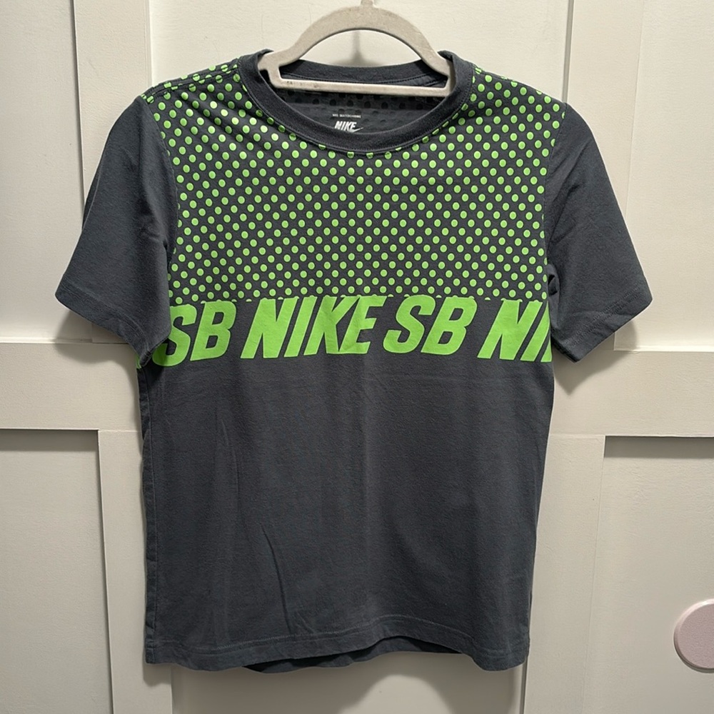Boys Nike gray skateboard short sleeve tee shirt size Medium
